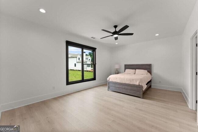 Building Photo - 151 S Pointe Dr