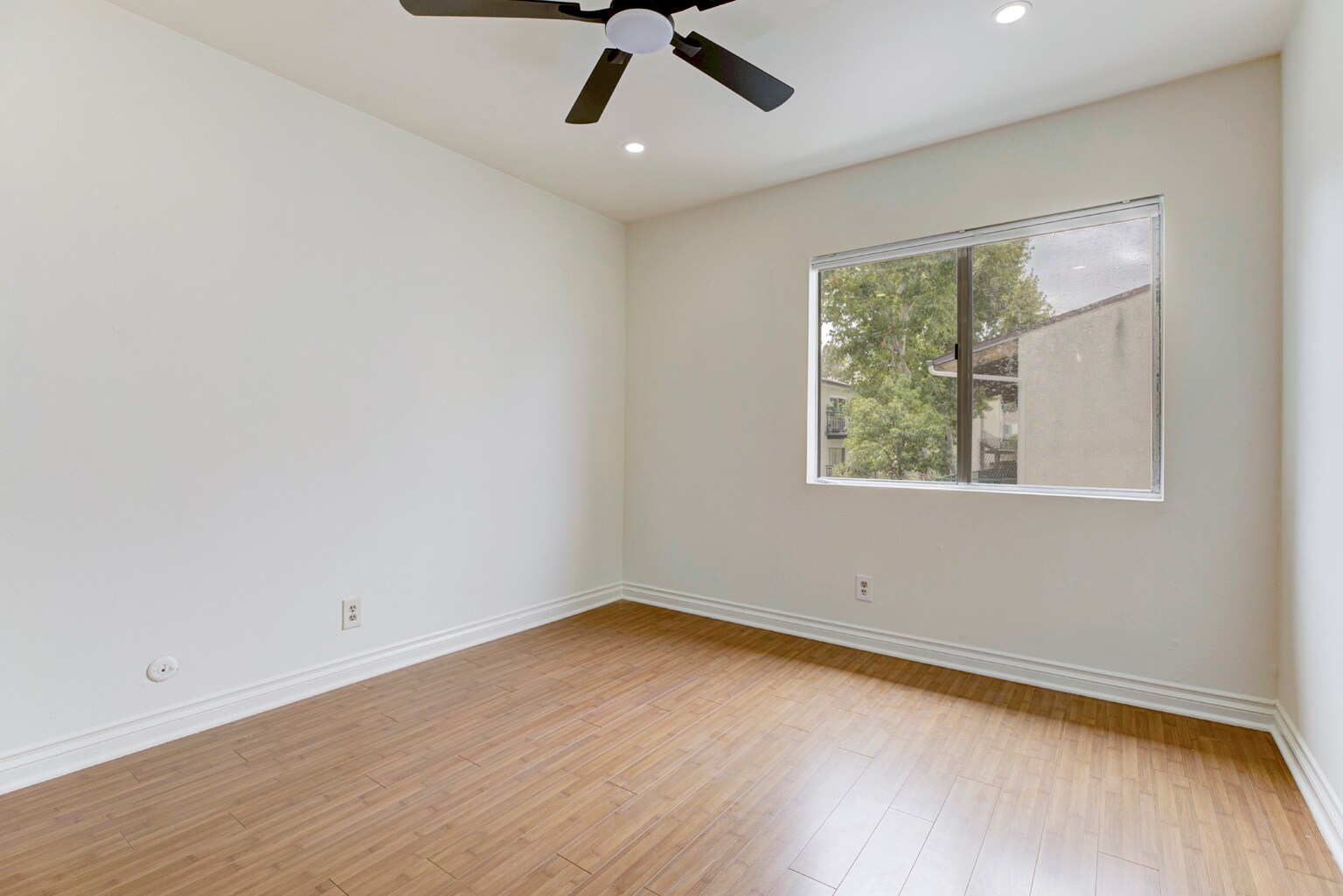 Building Photo - 5460 White Oak Ave