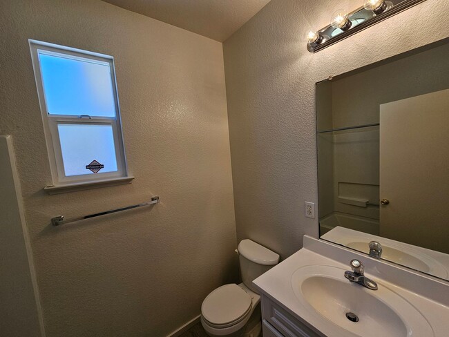 Building Photo - 3 bedroom single story in Manteca!