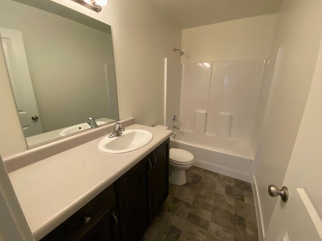 Building Photo - Beautiful 4 bed and 2.5 Bath in Desert Bluff Townhomes at Desert Canyons