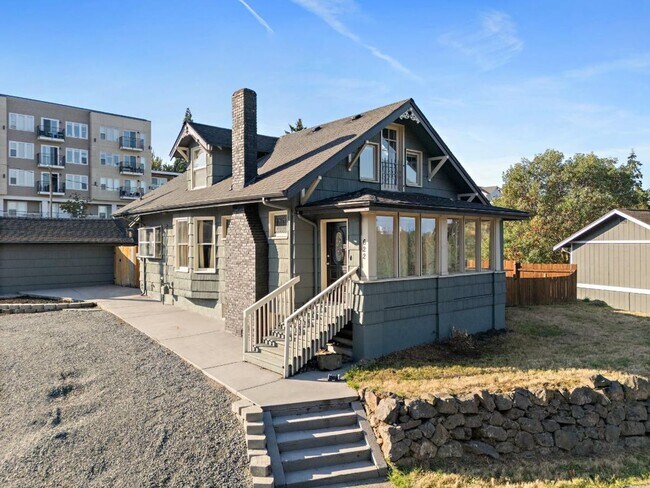 Building Photo - Charming 2-Bed 2-Bath Tacoma Craftsman | S...