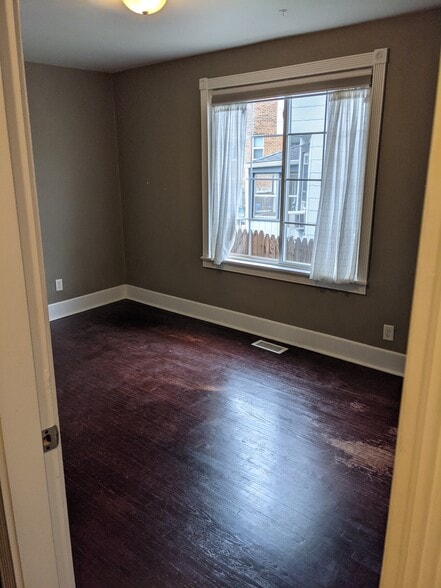 Hardwood floors - 481 Warwick St