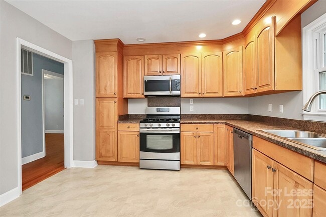 Building Photo - 6908 Lancer Dr