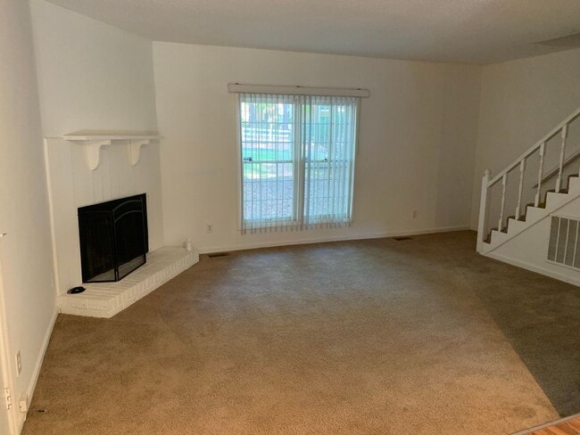 Building Photo - 2 BEDROOM TOWNHOME NEAR CRABTREE-DECK-SHAD...