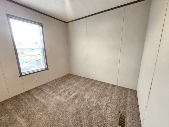 Building Photo - 46000 Geddes Rd