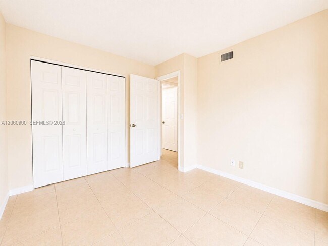 Building Photo - 6585 Somerset Dr