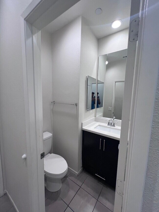 Building Photo - Gorgeous Like-New 4BD/3.5BA Oceanside Townhome! Bright & Airy Open Floor Plan, Stainless Applianc...