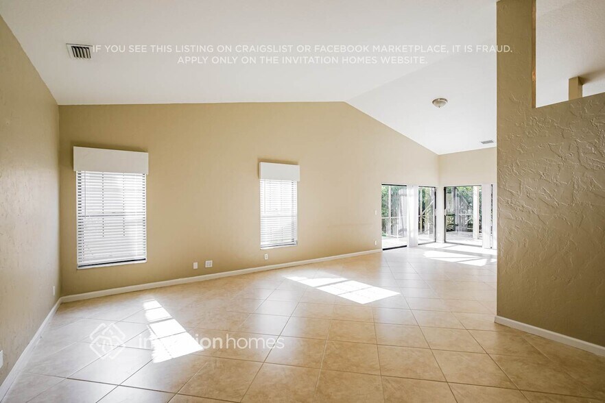 Building Photo - 7045 Golf Pointe Cir