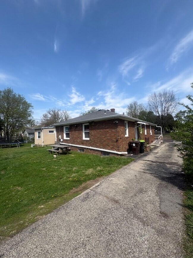 Building Photo - 1318 E Frye Ave