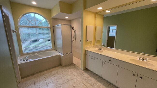 Building Photo - Unfurnished Annual Rental Available