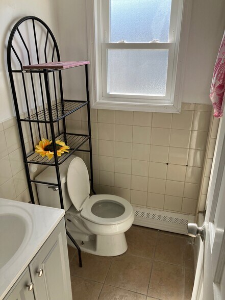 Building Photo - 302 Maple Ave