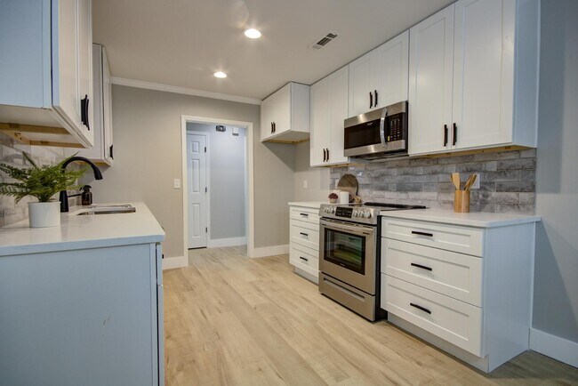 Building Photo - 205 Jarrett Ln