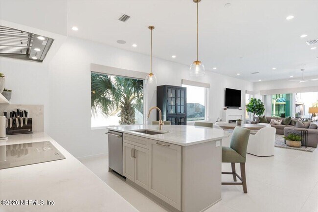 Building Photo - 114 12th Ave S