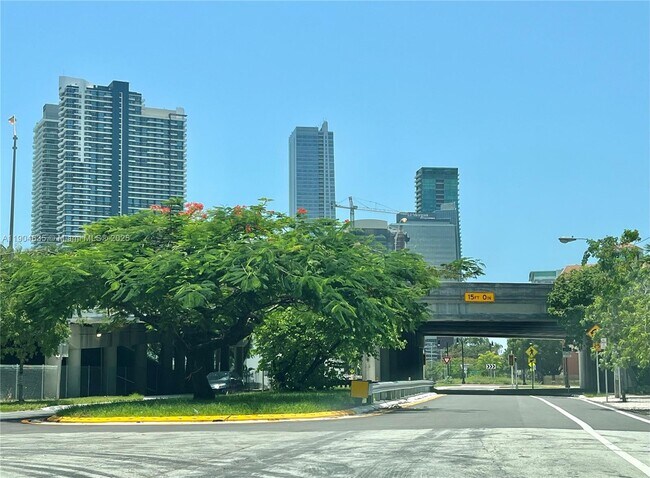 Building Photo - 1012 SW 4th Ave