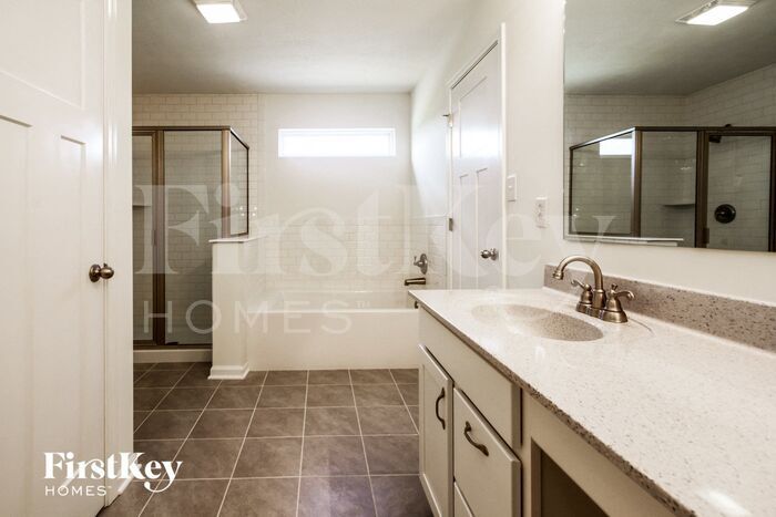 Building Photo - 7240 Lockford Walk N