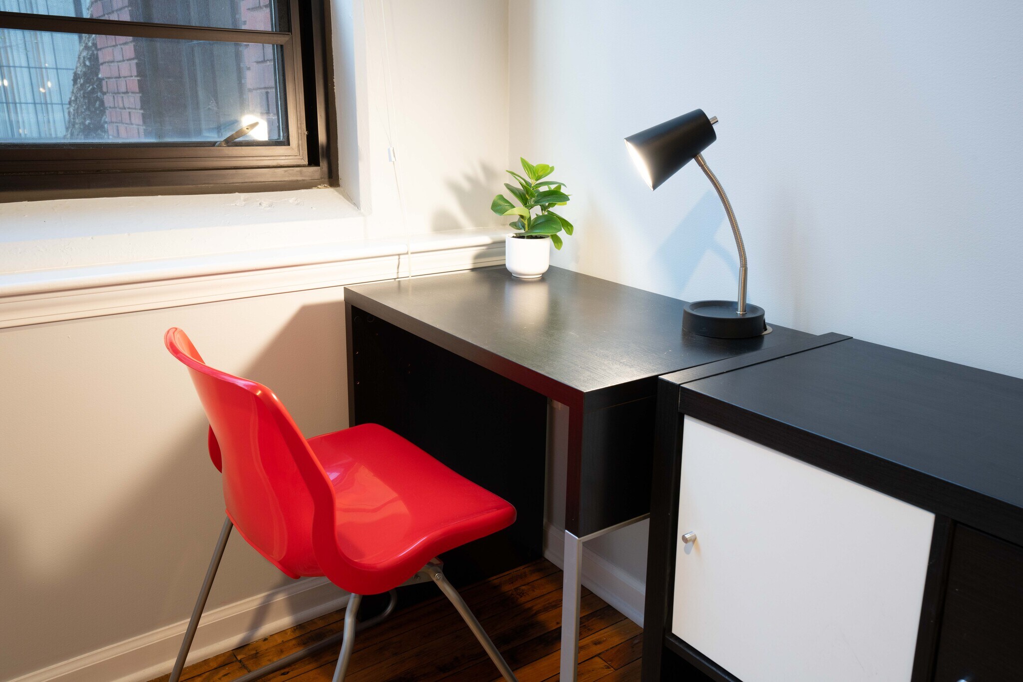 Building Photo - 624 E Walnut St