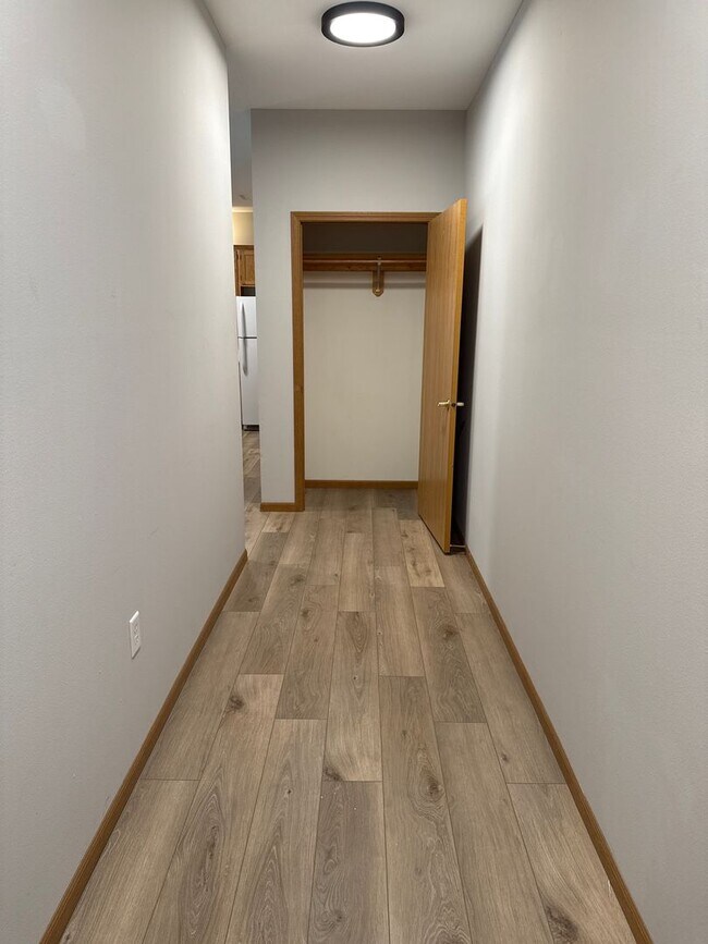 Building Photo - Large 2 Bedroom, 2 Bath apartment with 2 car garage