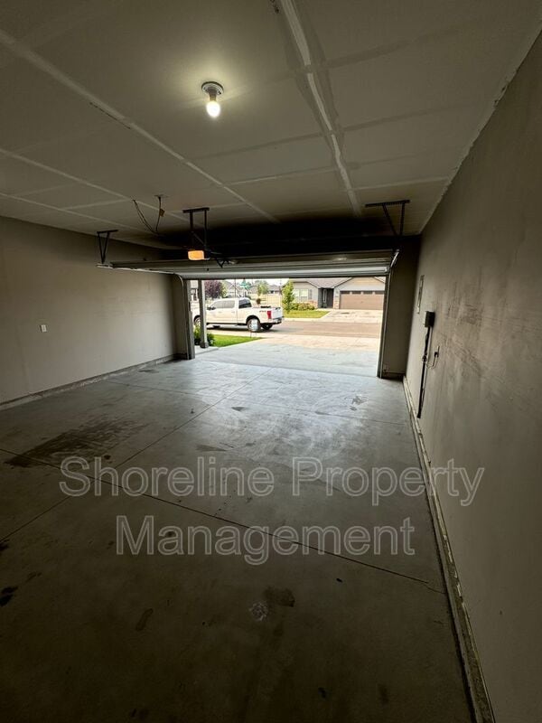 Building Photo - 511 Diamond Lake St