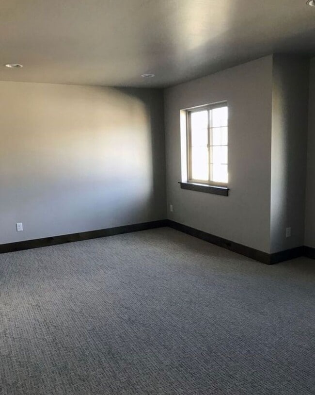 Building Photo - End Unit 3 Bedroom 2.5 Bathroom Condo