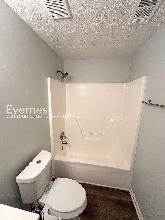 Building Photo - 206 Dove Pl