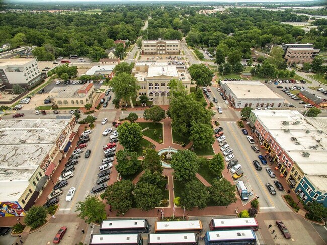 Building Photo - 319 NW A St