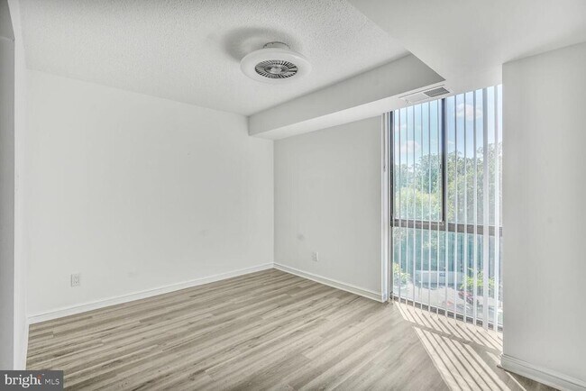 Building Photo - 2300 Pimmit Dr