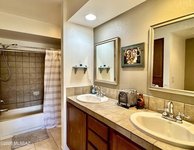 Building Photo - 5051 N Sabino Canyon Rd