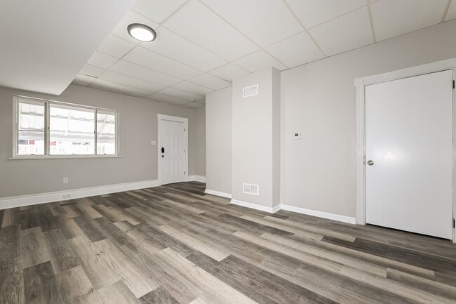 Building Photo - 1009 Woods Run Ave