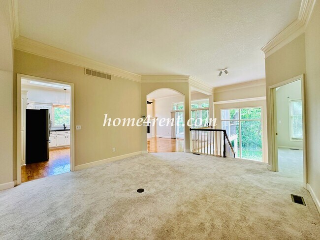 Building Photo - Exceptional 1.5 Story Home in the Prestigious Loch Lloyd Community!