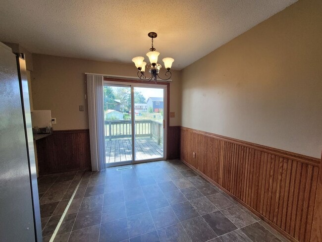 Building Photo - Marion 3 bedroom 1 bath additional family room, new carpet & Appliances, 1 stall garage, fenced y...