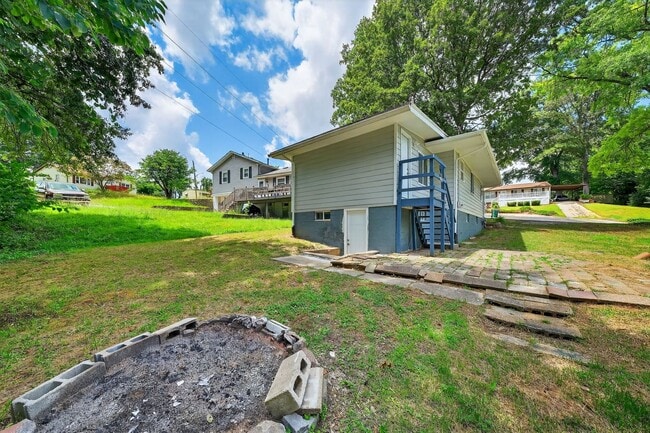 Building Photo - 706 S 15th St