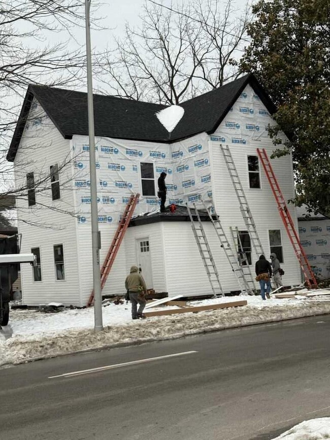 Building Photo - 601 E Gum St