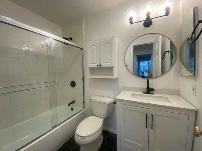 Building Photo - Charming 2 Bed, 2 Bath Carlsbad Condo