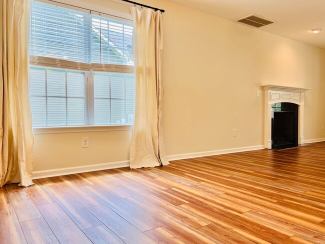 Building Photo - Sellhorn Heights Beauty, 4BR/2.5BA, Fenced...