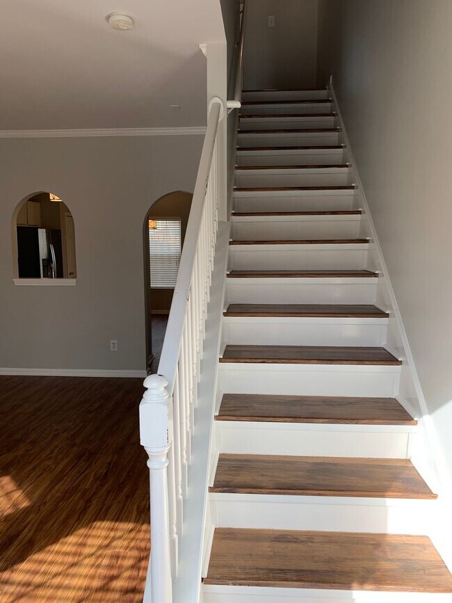 Building Photo - Renovated 2 Bed, 1.5 Bath Townhome w/ Comm...