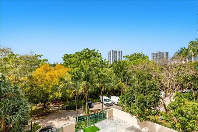 Building Photo - 20000 E Country Club Dr