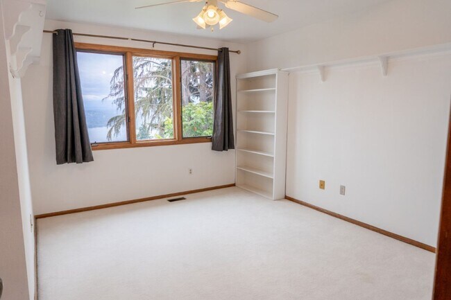 Building Photo - 3Bd/3Ba Bellevue House