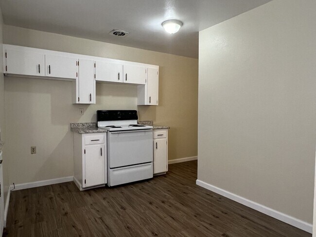 Building Photo - Suzette 3