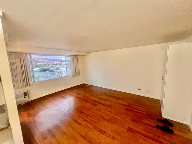 Building Photo - Five Regents/1 BD/1 BA/1 PK