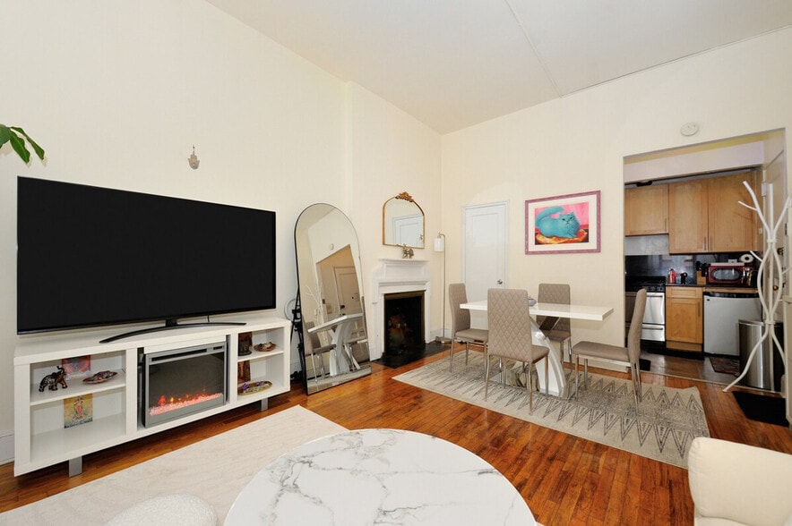 Building Photo - 126 E 39th St