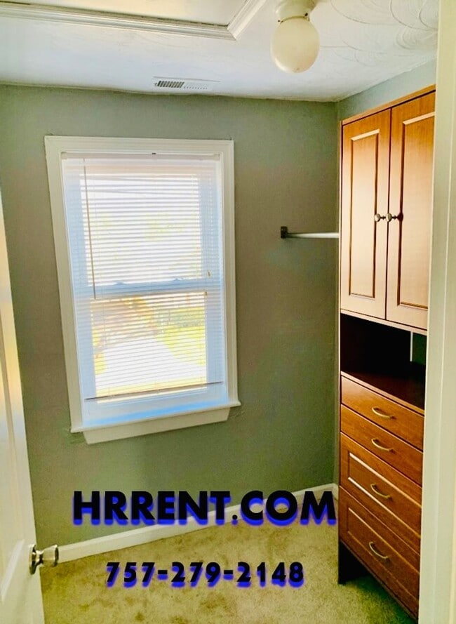 Building Photo - Cozy 3 Bedroom 1.5 Bath Two-Story Home located in the Fairmount Park in Norfolk!