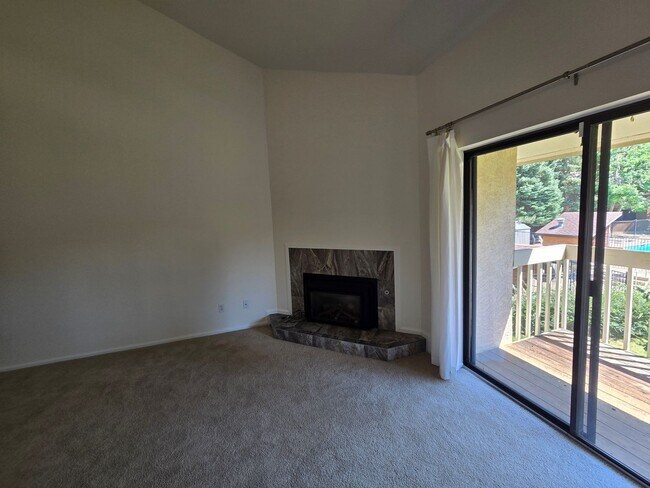 Building Photo - Beautifully Renovated, Top Floor, 2 Bedroom 2 Bath East Boulder Condo for Rent!