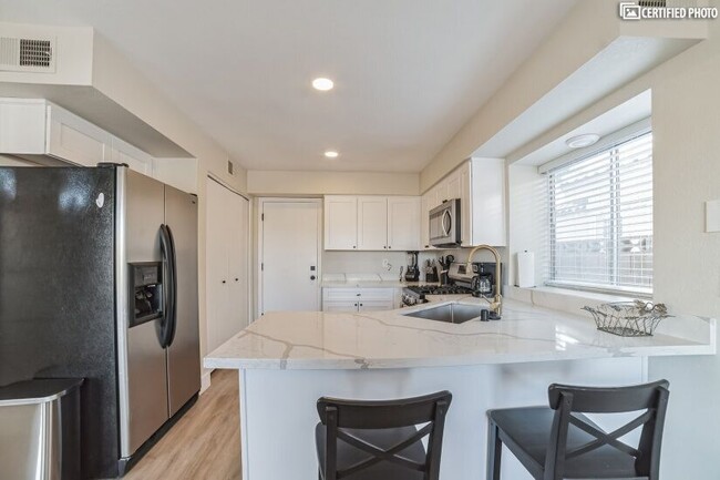 Building Photo - 884 Carnival Ave