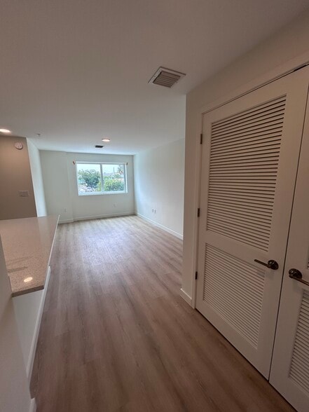 Building Photo - 915 18th Ave N