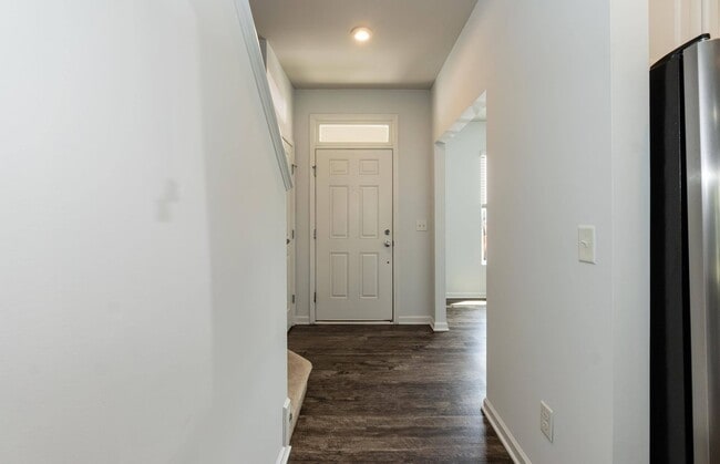 Building Photo - Three Bedroom Home!