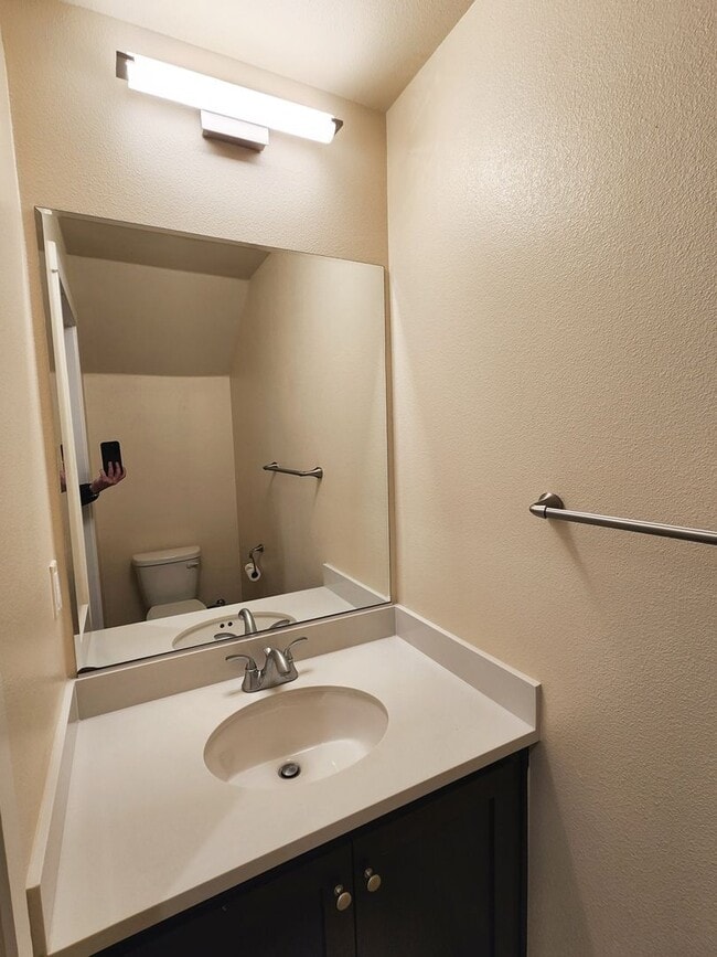 Building Photo - Modern 3 bed 2.5 bath townhome