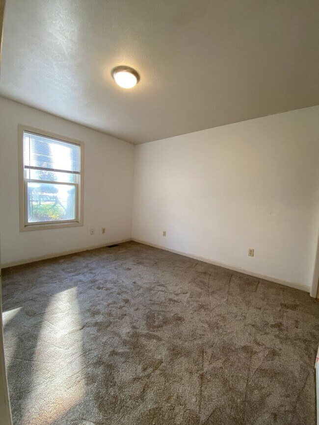 Building Photo - 3 Bedroom Duplex in Elkhart - HOUSING VOUC...
