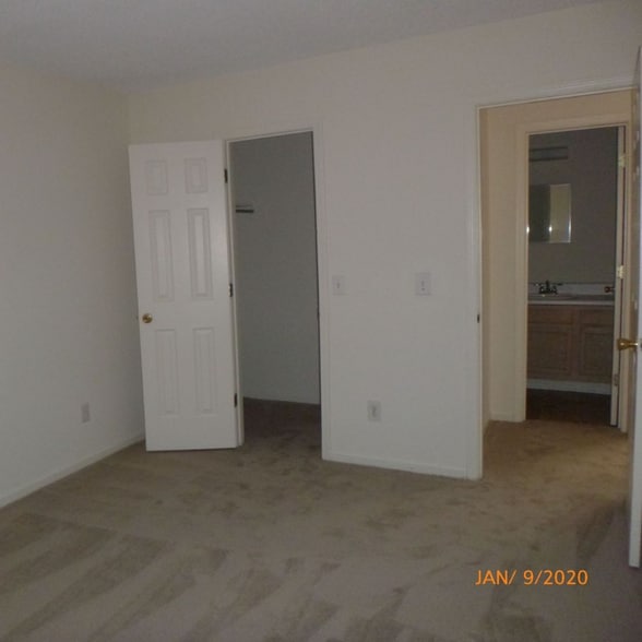 Building Photo - 2928 W Hills Dr