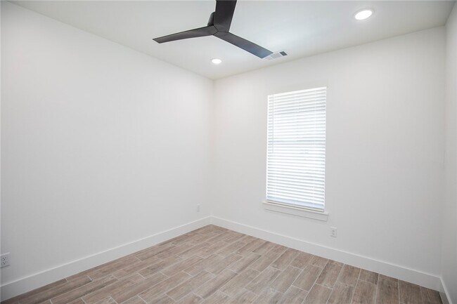 Building Photo - 4867 Farmhouse St