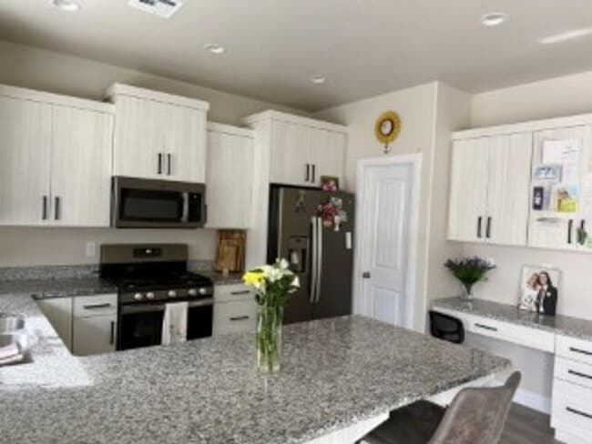 Building Photo - Beautiful 3 Bed/2.5 Bath Townhome For Rent!